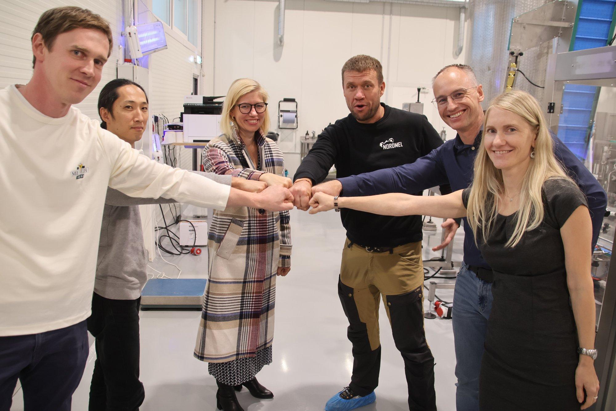 Võltsinguvaba meeturu nimel on Eesti mesinikel, teadlastel ja riigil seljad koos: ühtse rusika moodustavad (vasakult) mesinik ja Medeva müügijuht Taavi Tull, Nordmeli müügijuht Taro Yoda, regionaal- ja põllumajandusminister Piret Hartman, Nordmeli juht Peeter Matson, Celvia teenuslabori juhataja Kaarel Krjutškov ja Celva meeprojekti juht Kairi Raime.